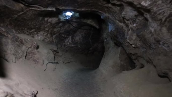 金属和岩石的老矿，黑暗的隧道，地下挖掘