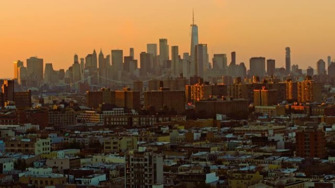 日落前的傍晚，可欣赏曼哈顿市中心和自由塔的远程景色。布鲁克林住宅区的远处景色。慢速前进摄像机运动的航