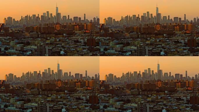 日落前的傍晚，可欣赏曼哈顿市中心和自由塔的远程景色。布鲁克林住宅区的远处景色。慢速前进摄像机运动的航