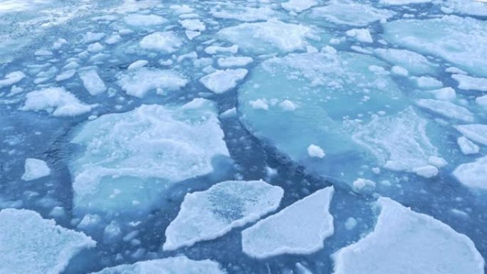斯匹次卑尔根海中漂浮的裂化冰