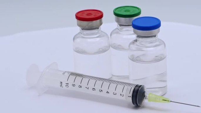 疫苗注射器和瓶子应该放在白色背景上旋转。
