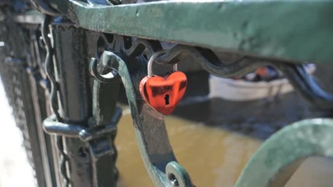 桥上的心形锁。