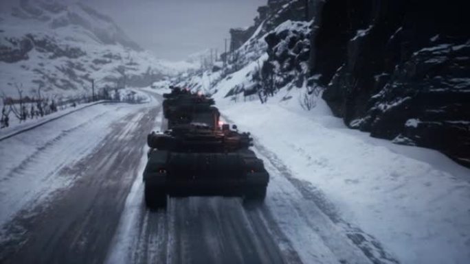 一个军事化的大气层，坦克在冬天的条件下。冬天，积雪覆盖的山路。这部动画非常适合作为战争、军用车辆和军