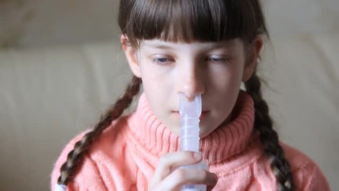 一个孩子用喷雾器吸入。呼吸系统疾病的治疗