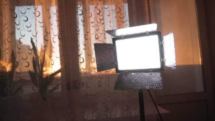 视频灯是家里的灯，用于家庭工作室。选择性聚焦