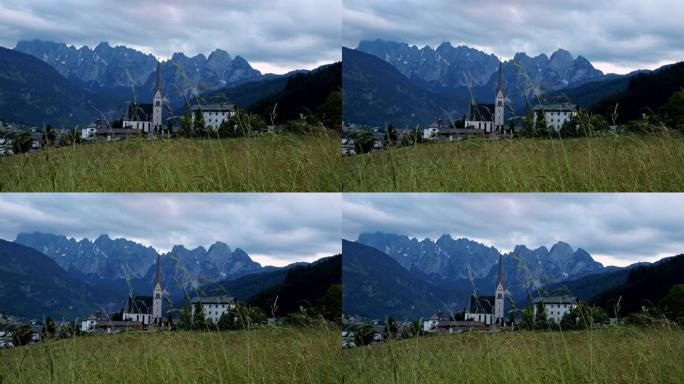 阿尔卑斯山奥地利戈绍田野的教堂。背景中傍晚的山脊