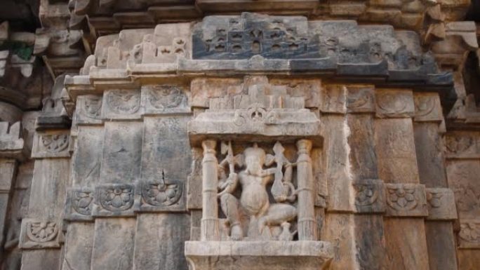 印度拉贾斯坦邦乌代普尔贾格迪什神庙墙上雕刻的甘尼萨勋爵雕塑特写视频。印度建筑和古老的印度教寺庙墙壁雕