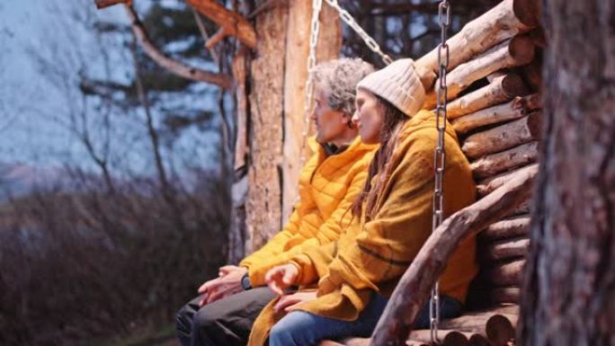 夫妇在树林里的小木屋度假。可持续的生活方式。