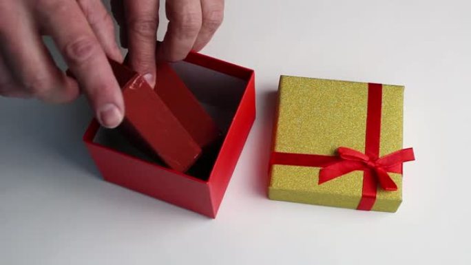 把礼物装在盒子里特写俯视图。