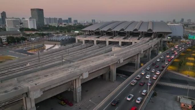 空中无人机高速公路的高角度视图与Bang Sue Grand Station是一个新的铁路枢纽，在泰