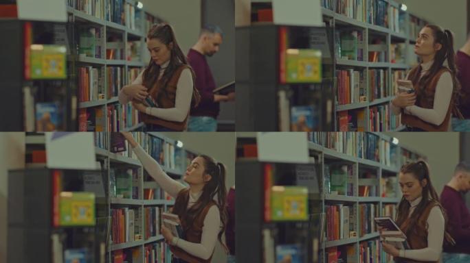 漂亮女孩从架子上拿书，拿起一堆书。读者在图书馆大厅，高大的书柜中选择有趣的文学作品。4k，普洛雷斯