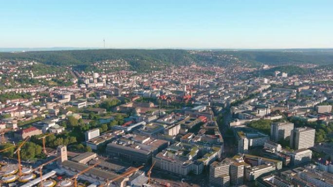 斯图加特: 日落时德国城市的鸟瞰图，城市中心融合了现代和历史建筑，广场Schlossplatz和新宫