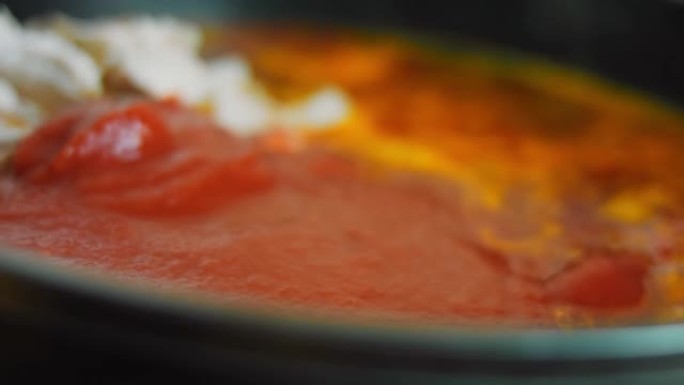 我在炸墨西哥汤的配料中加入西红柿罐头。微距拍摄