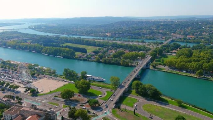 法国阿维尼翁: 罗纳河上著名的法国历史名城的鸟瞰图-从上方看欧洲全景
