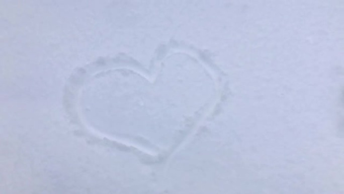 白雪皑皑背景上的手绘心形