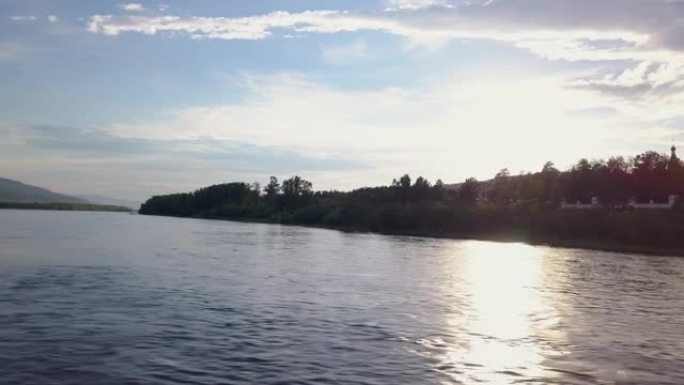 克拉斯诺亚尔斯克市叶尼塞河水面飞行日落无人机镜头