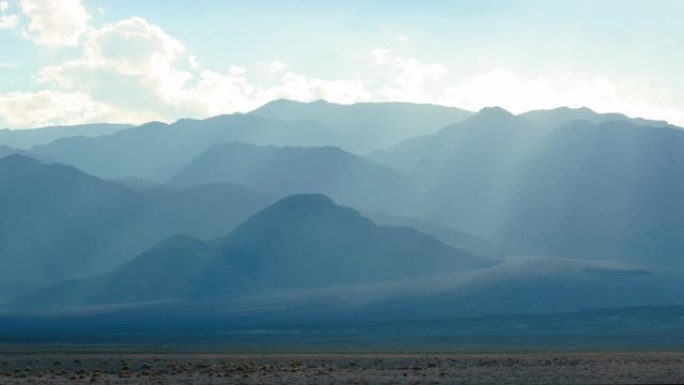 加利福尼亚死亡谷国家公园的阳光和分层山脉