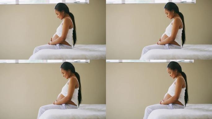 一名孕妇坐在床上的4k视频片段