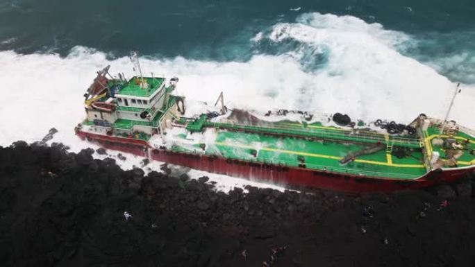Batsirai飓风过后，油轮Tresta Star滞留在留尼汪岛的熔岩海岸