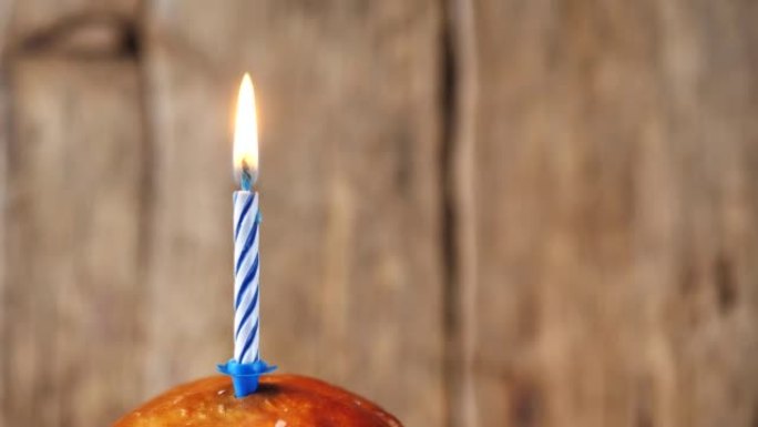 生日蛋糕庆典上的蜡烛火，木制背景