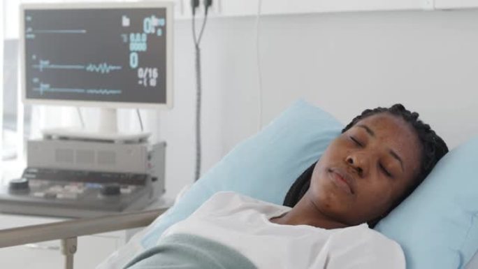 在医院病床上患有心力衰竭的非洲裔美国女性患者的肖像