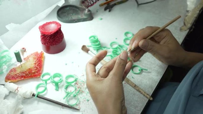 珠宝工匠在工厂里制作蜡烛制作珠宝模具。铸造前制作蜡首饰，制作首饰的过程。