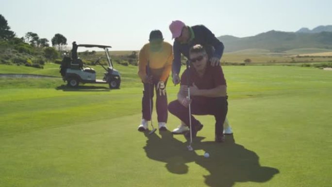 男性高尔夫球手在阳光明媚的果岭上帮助朋友