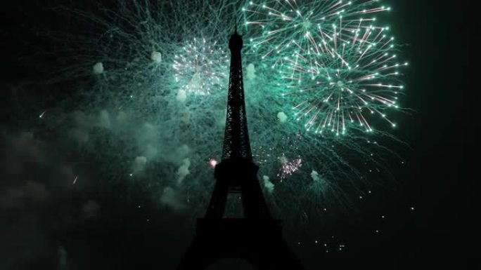 法国巴黎埃菲尔铁塔上的庆祝活动五颜六色的烟花