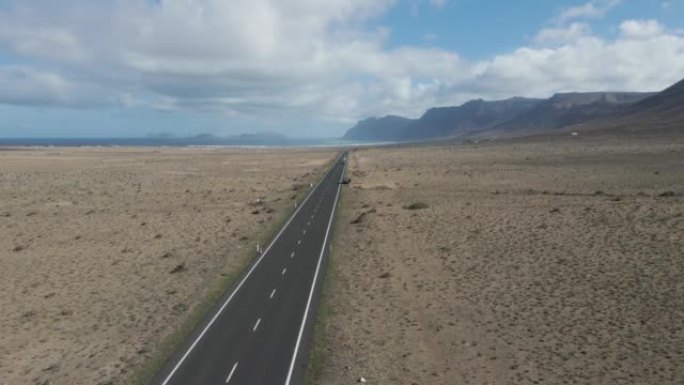 西班牙加那利群岛穿越沙漠的道路的鸟瞰图。