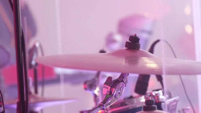 一个专业音乐家敲鼓的特写镜头。