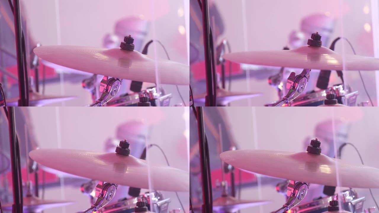 一个专业音乐家敲鼓的特写镜头。