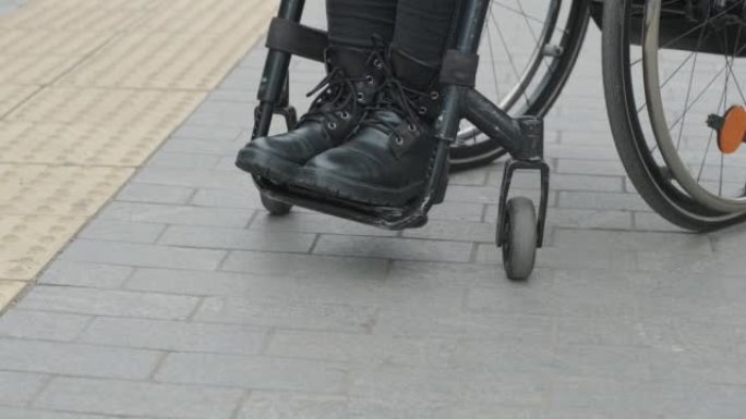 坐在轮椅上的女人的腿和脚