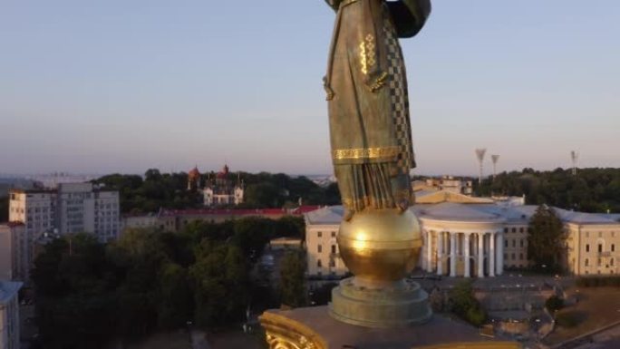 基辅黄金纪念碑的特写独立象征。