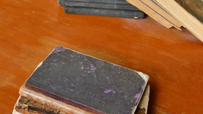 古老木桌上的古董珍本-4K，倾斜