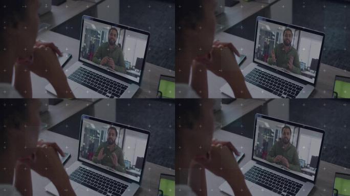 在笔记本电脑视频通话中通过混血儿女商人进行数据处理的动画