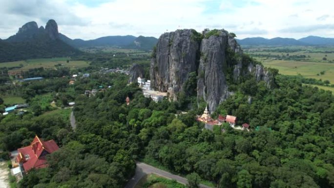 鸟瞰泰国华富里省的佛寺和奇形怪状的山