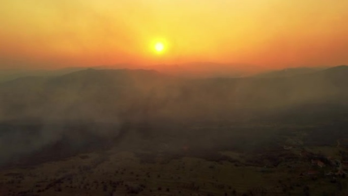 森林大火产生的黑烟在山脉之间的山谷中盘旋。由于野火，空气质量差。