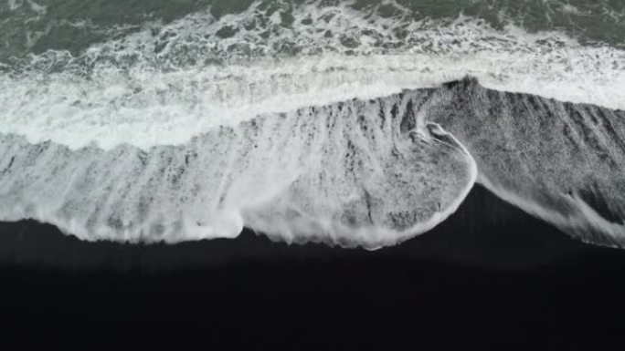 在黑沙滩上拍摄白潮的无人机