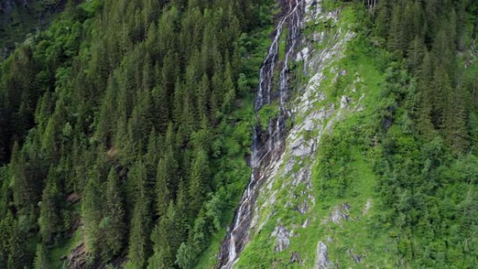 蒂罗尔州奥地利山瀑布的鸟瞰图