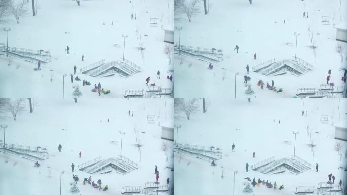 孩子们在下雪天骑滑梯