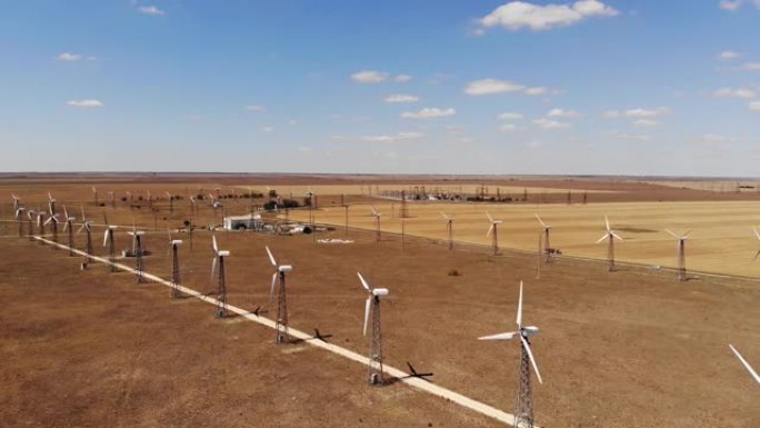 过时风力涡轮机的鸟瞰图。在草原地区的晴天，利用风来发电。旧能源生产设备
