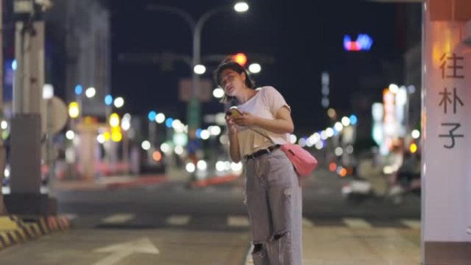 年轻女子在公共汽车站等车。