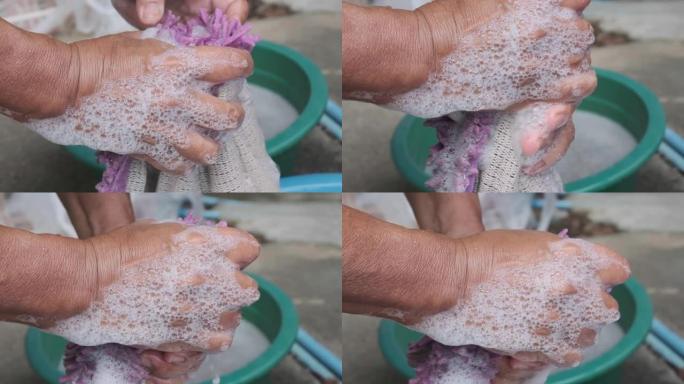 用手清洗，然后用清洁剂，泡沫和盆中的脏水拧干水。慢动作