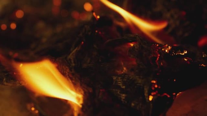 火焰点燃并燃烧。烧纸。燃烧着热篝火。飞舞的火焰火花。在慢动作的ARRI ALEXA电影摄像机上拍摄的