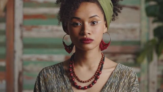 民族之美。年轻自信华丽时尚的非洲裔美国女性，传统配饰转向相机