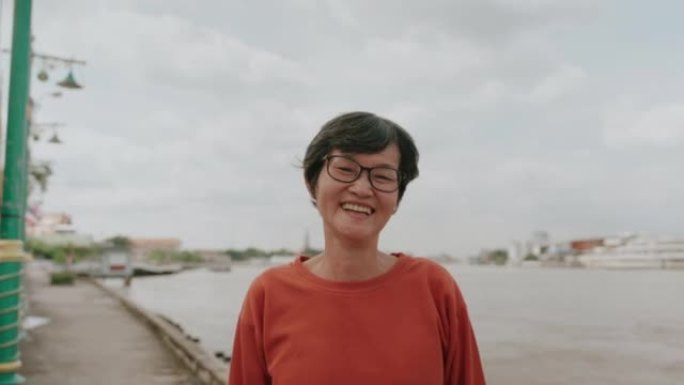 周末在湄南河边散步的积极老年人的积极生活方式。