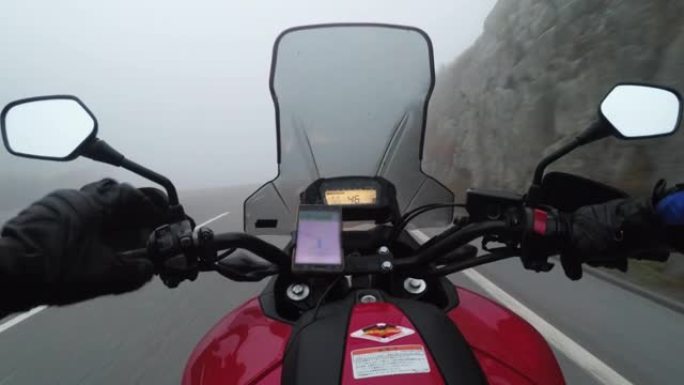 POV骑自行车的人在大雨中骑着摩托车在奥地利山区的大雾中