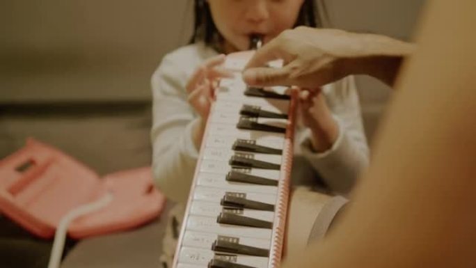 亚洲女孩玩美洛丹的小手。