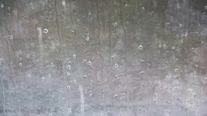 近距离观看时，雨滴从窗户流下。