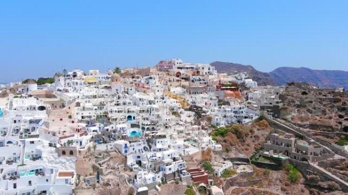 希腊圣托里尼岛: Oia的鸟瞰图，Thira (Thera) 岛上有标志性的白色房屋的著名村庄，火山